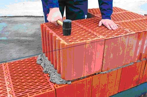Поризованные керамические блоки обладают всеми достоинствами кирпича