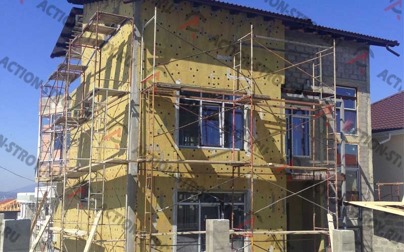 Строительство трехэтажного дома в Геленджике, монтаж металлоконструкций, утепление фасада
