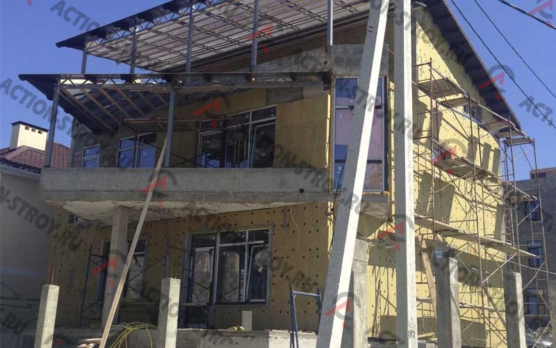 Строительство трехэтажного дома в Геленджике, монтаж металлоконструкций, утепление фасада