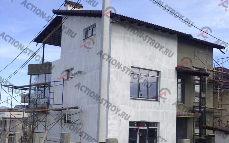 Строительство трехэтажного дома в Геленджике, оштукатуривание фасада